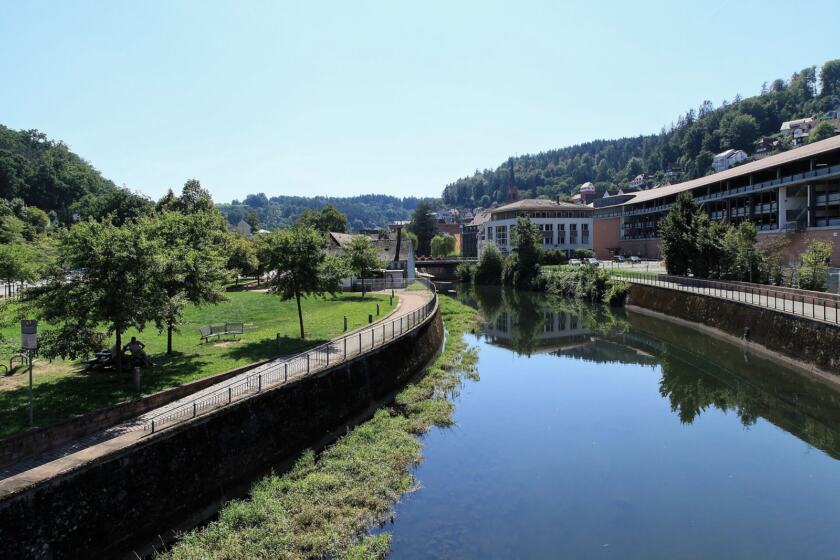 Calw - Auf dem Brühl - Brühlpark + Nagold (Neue Brücke) 01 ies